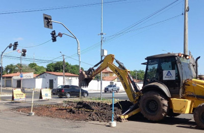 Prefeitura substitui asfalto no cruzamento da Gil Martins com a Celso Pinheiro